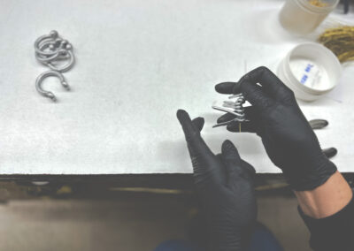 Fabricación a medida en Zamak de hebilla para cinturón en forma de grillete y calavera para Barba-Rossa