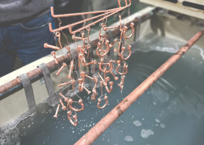 Fabricación a medida en Zamak de hebilla para cinturón en forma de grillete y calavera para Barba-Rossa