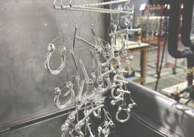 Fabricación a medida en Zamak de hebilla para cinturón en forma de grillete y calavera para Barba-Rossa