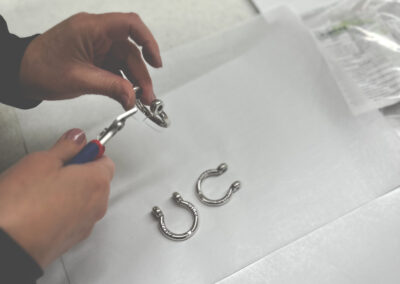Fabricación a medida en Zamak de hebilla para cinturón en forma de grillete y calavera para Barba-Rossa