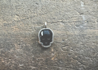Colgante a medida en Zamak con encaje a medida para piedra en forma de calavera